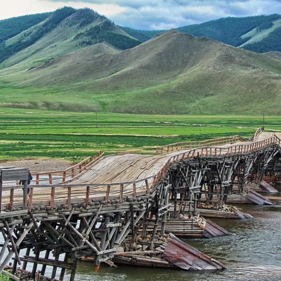 Holzbrücke am Fluss